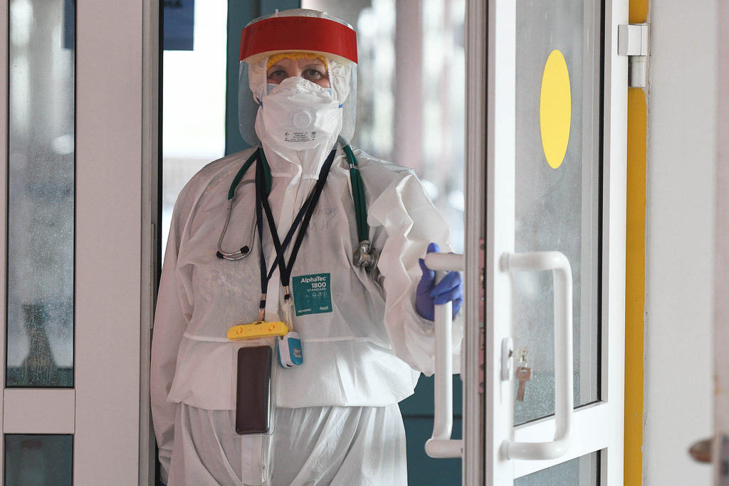 Невролог Лидия Бормотова говорит, что переучиваться на инфекциониста было несложно, достаточно было освежить знания, полученные в мединституте. Фото Владимира Коцюбы-Белых Невролог Лидия Бормотова говорит, что переучиваться на инфекциониста было несложно, достаточно было освежить знания, полученные в мединституте. Фото Владимира Коцюбы-Белых