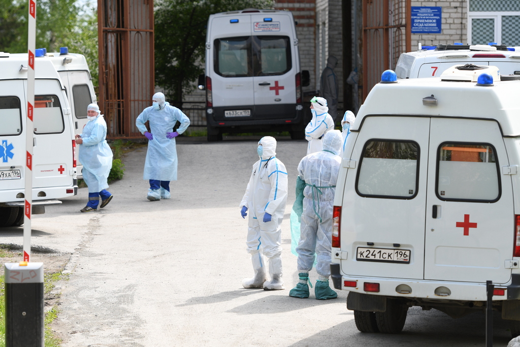 Сейчас больницы по всей области переполнены. Нагрузка на врачей нереально выросла. А пациентам остается только ждать, когда помощь дойдет и до них. Фото Владимира Коцюбы-Белых