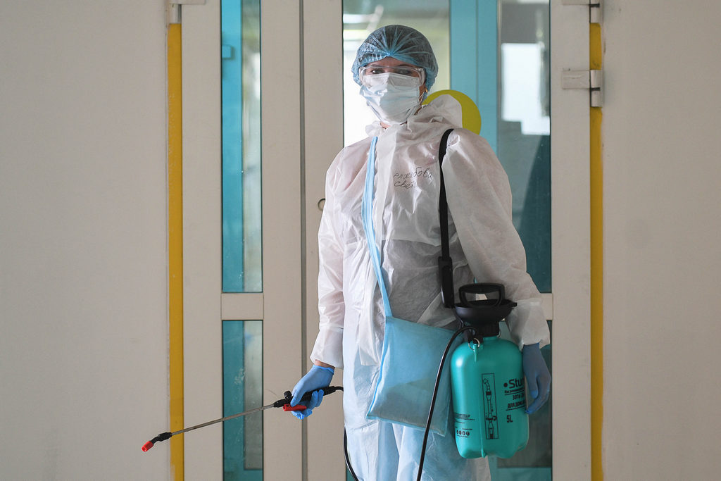 Уборщик Светлана Ражабова рассказывает, что сегодня больные могут рассчитывать только на помощь медперсонала, так как родственников в отделение не пускают. Фото Владимира Коцюбы-Белых Уборщик Светлана Ражабова рассказывает, что сегодня больные могут рассчитывать только на помощь медперсонала, так как родственников в отделение не пускают. Фото Владимира Коцюбы-Белых