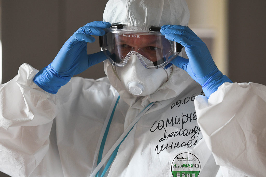 Травматолог Александр Самарченко одним из первых начал работать с инфицированными. Говорит, что бросить коллег в этой сложнйо ситуации не мог. Фото Владимира Коцюбы-Белых Травматолог Александр Самарченко одним из первых начал работать с инфицированными. Говорит, что бросить коллег в этой сложнйо ситуации не мог. Фото Владимира Коцюбы-Белых