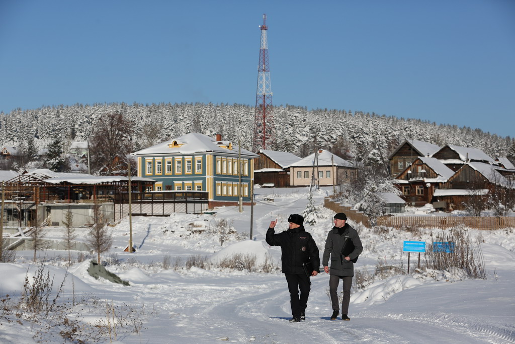 Участковый Дмитрий Терещук (слева) и стажер Данил Кульпин на своем участке — в селе Мариинск. Фото Владимира Коцюбы-Белых
