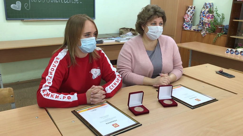 Олеся Кетова и Дарья Неизвестных трудятся в Областном медицинском колледже