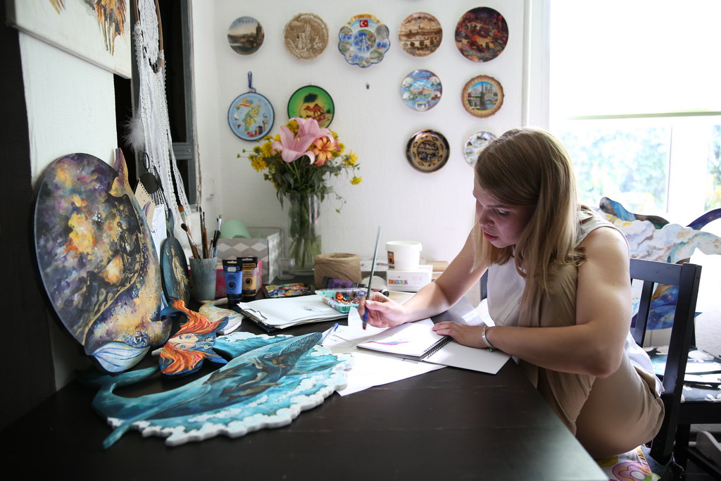Работает Дарья дома, за обычным столом. Рисует, в основном, вечером или ночью, когда ее дочь Кира спит. Фото Владимира Коцюбы-Белых
