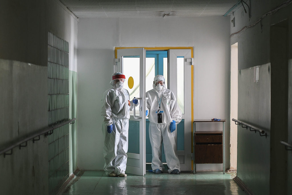 Большинству ревдинских врачей сегодня пришлось стать инфекционистами. Фото Владимира Коцюбы-Белых Большинству ревдинских врачей сегодня пришлось стать инфекционистами. Фото Владимира Коцюбы-Белых