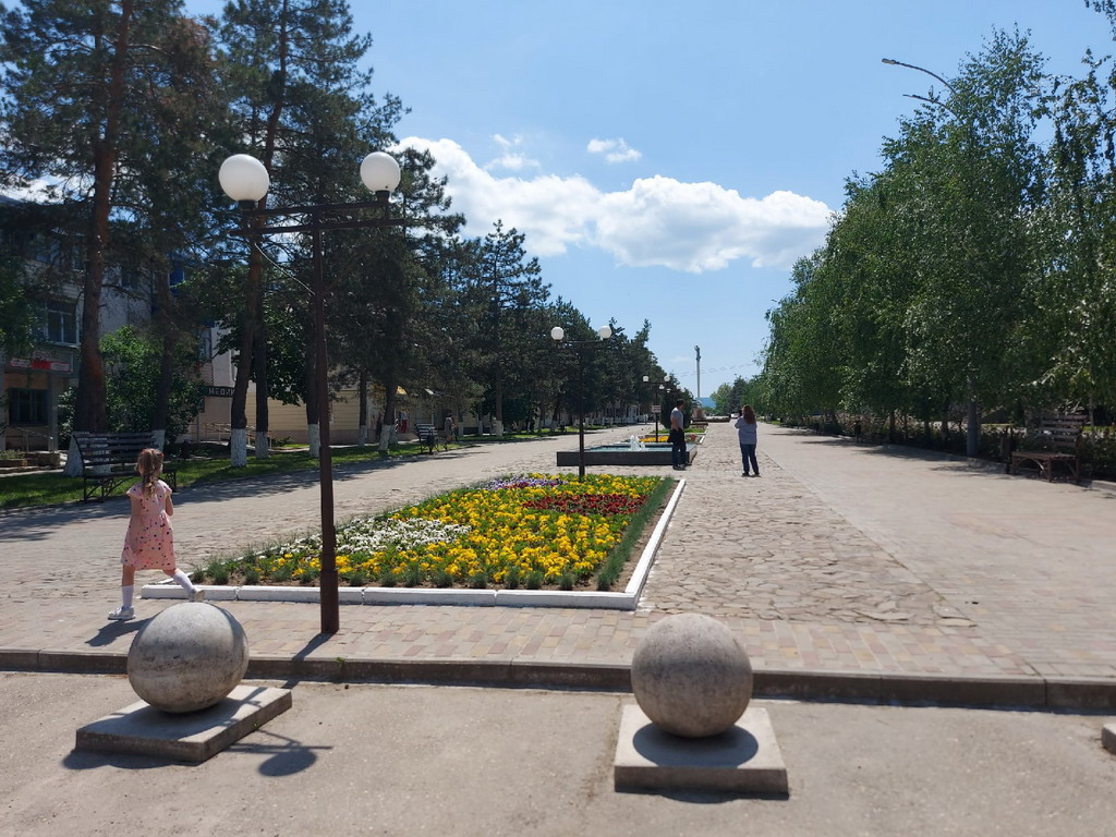 Бульвар на Комсомольском проспекте. Фото Натальи Солонько