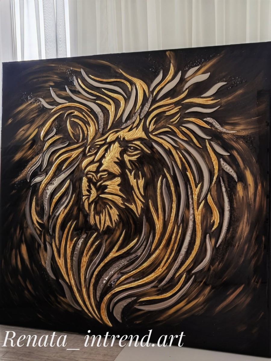 Своей лучшей картиной художница считает золотого зеркального льва. Сейчас его можно увидеть на выставке в екатеринбургском «Пассаже». Фото предоставлено Ренатой Бруханской.