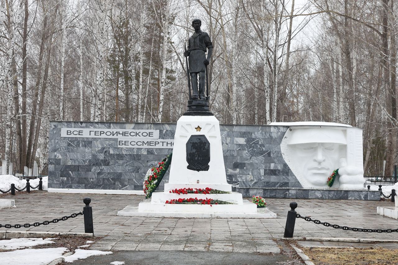 Уже в этом году Ревда получит обновленный мемориал на городском кладбище. Фото Владимира Коцюбы-Белых