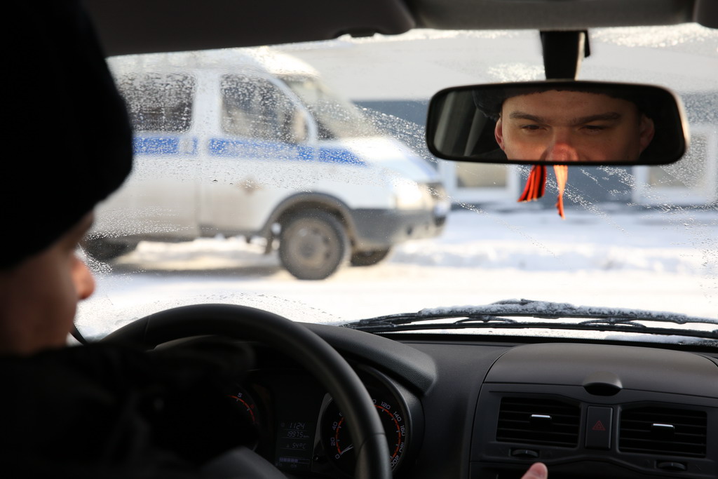Каждый день Дмитрий получает служебный автомобиль — на участок приходится ездить каждый день. Фото Владимира Коцюбы-Бкелых