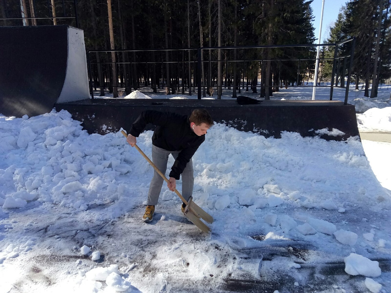 Ревдинские экстремалы вышли чистить от снега свою площадку, как только потеплело. Фото Александра Зиновьева