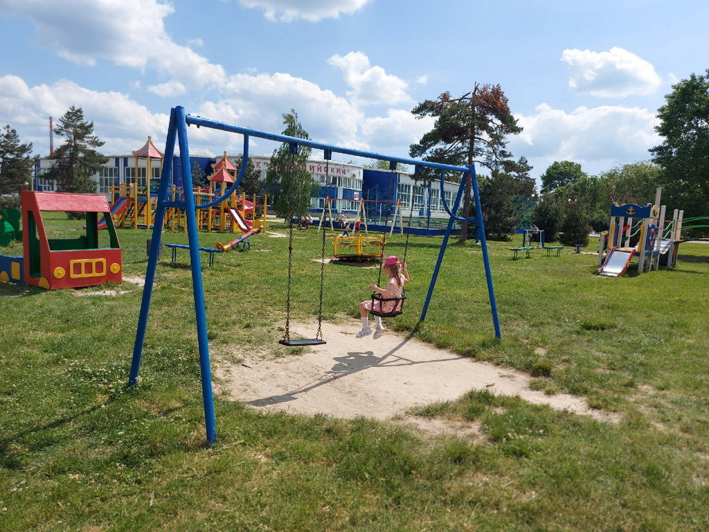 А еще в парке Победы есть детская площадка. Фото Натальи Солонько